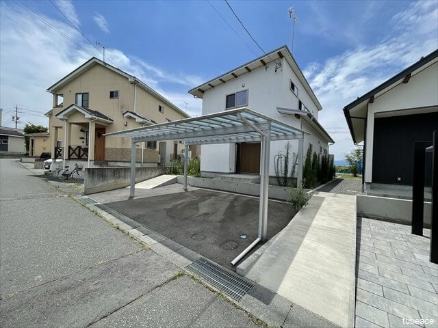 雨から愛車を守れるカーポート付きです。