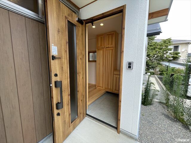 木の雰囲気がやさしい玄関スペース。