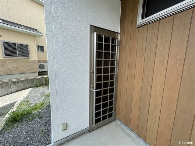 食品庫やキッチンに直接つながる勝手口もうれしい設計。