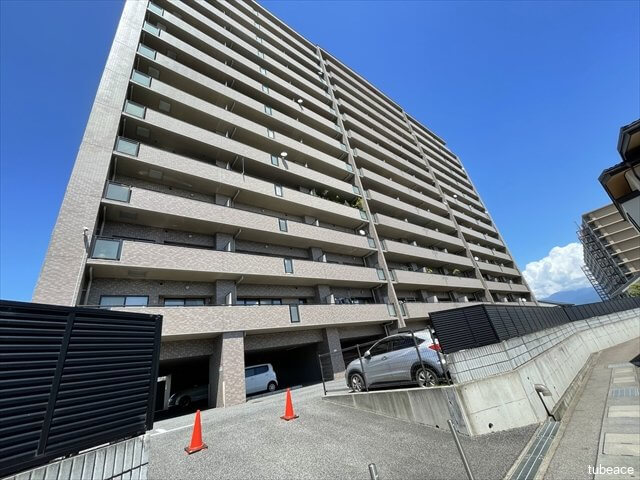 周辺には高い建物も無く、存在感のある外観ですね。