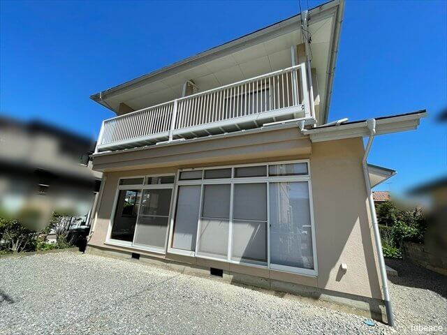 周辺には高い建物も少なく、敷地内に心地よい風が通り抜けます。