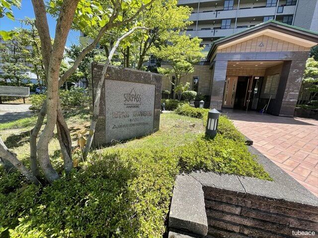 緑豊かで爽やかな印象のエントランスへのアプローチ。