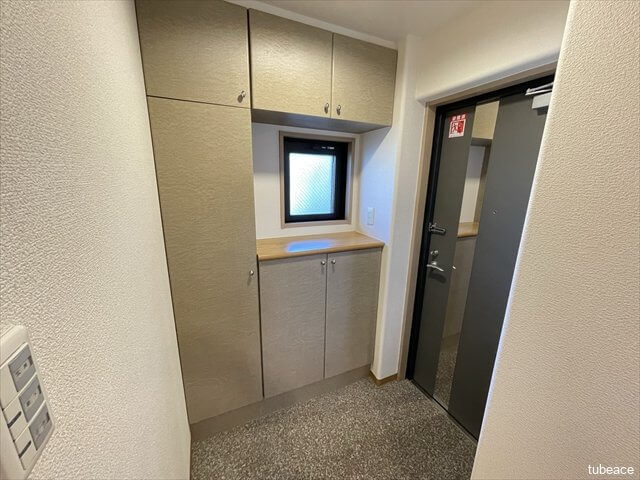 シューズボックス付きで清潔感のある玄関スペース。