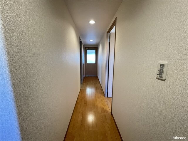 リビングに繋がる奥行のある廊下。