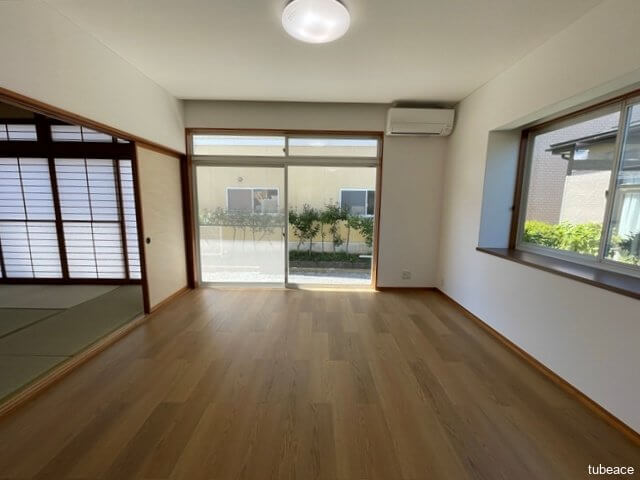 2面採光で明るい日差しを感じられる室内。