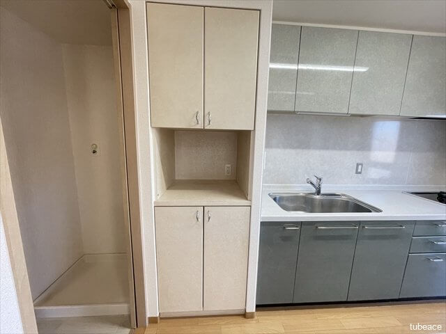 食品や日用品なども収納できて便利な収納付き。