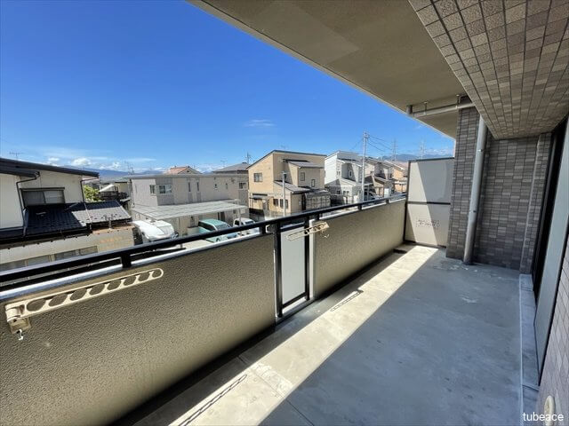 お住まいは2階部分。気持ちの良い青い空を望めます。