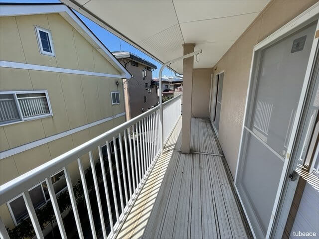 2部屋に面したバルコニーは開放感たっぷり。洗濯物もたくさん干せますね。
