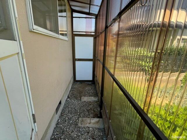 勝手口の外側にはたっぷり置ける屋根付きの物置スペースがあります。