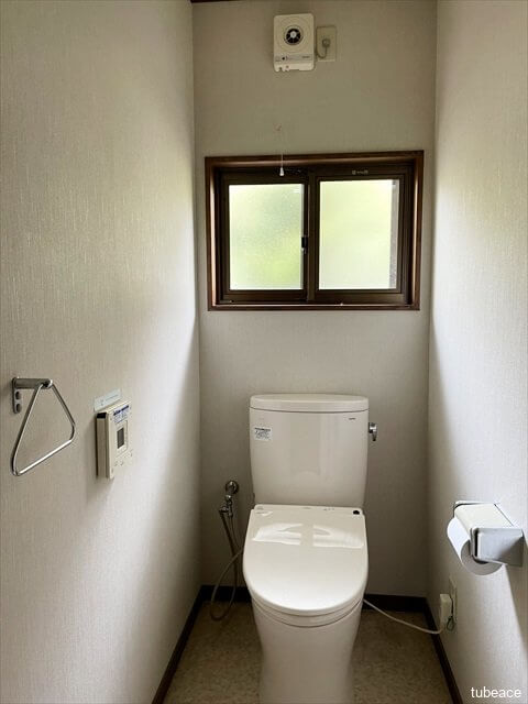 トイレは各階にございます。窓があり明るく換気にも困りませんね。