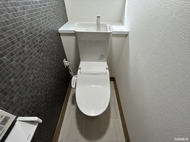 清潔な温水洗浄便座仕様のトイレ。リフォームで新規交換済みです。