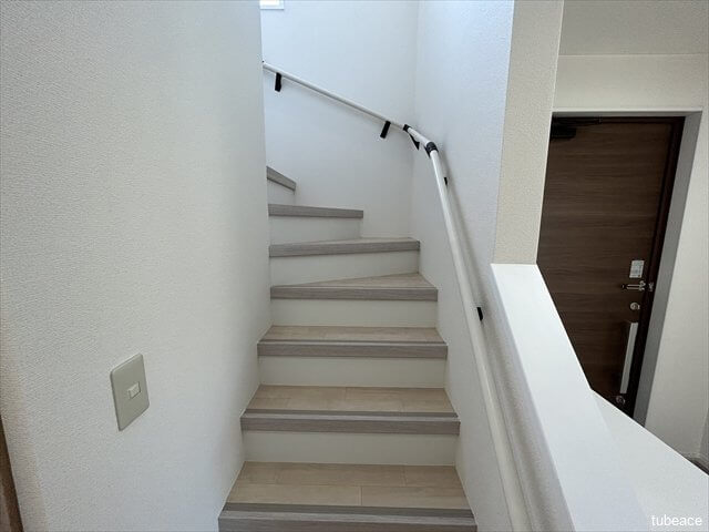 ご家族に優しい、階段手すり付きの階段です。