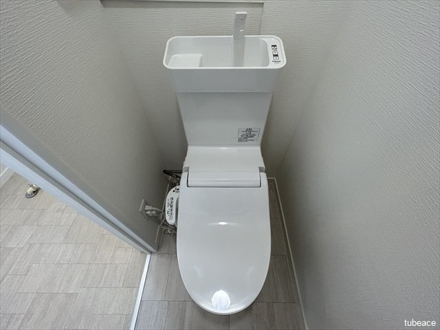 新品のトイレ。こちらも白を基調しているので、清潔感があって良いですね。
