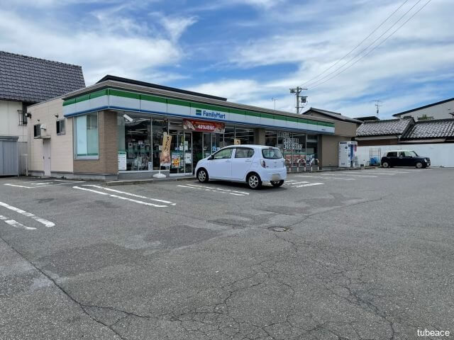ファミリーマート長野吉田店 約593m(徒歩8分)