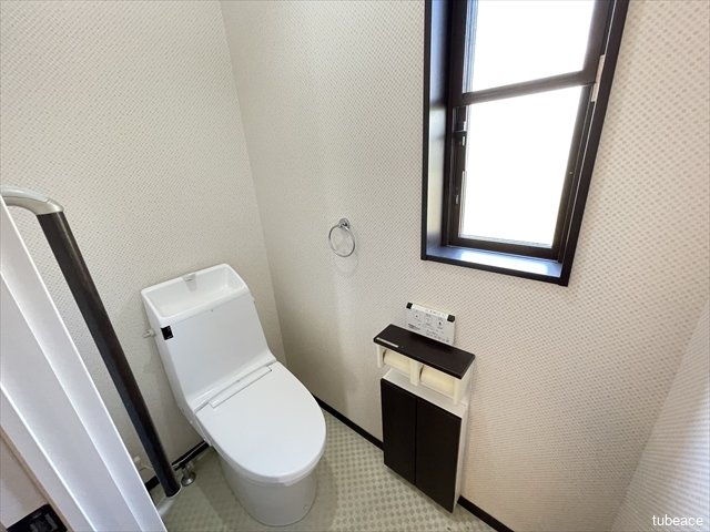 窓付きで明るくいトイレ。手洗い器、温水洗浄便座付きで快適です。