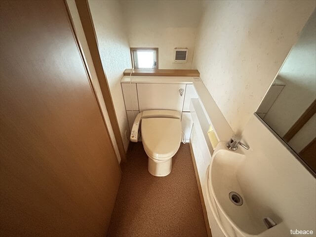 1階のトイレは収納スペースもあり便利です。