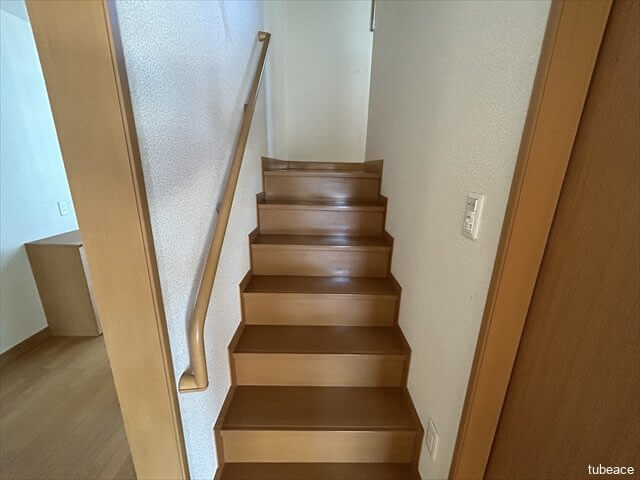 階段は、1階→中2階→2階となっております。