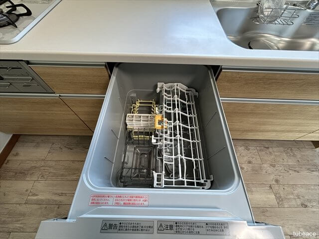 食器洗いの手間が省ける食洗器付きです。