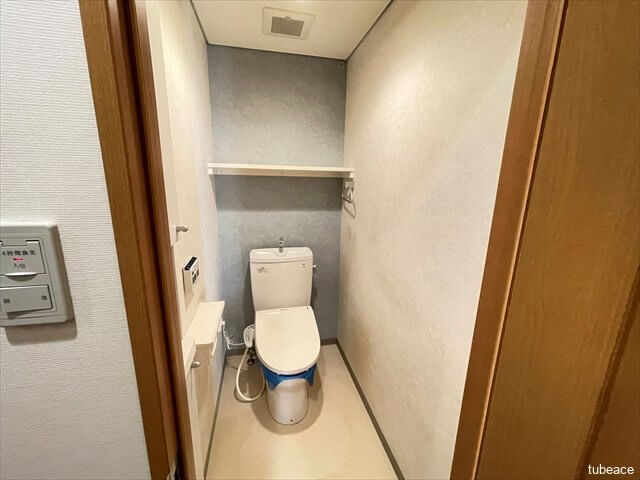 清潔な温水洗浄便座のトイレには収納棚付き