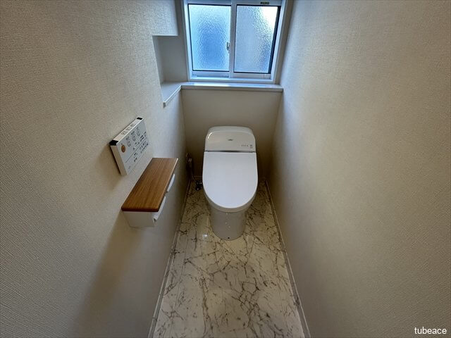 床が高級感あふれるデザインのトイレです。