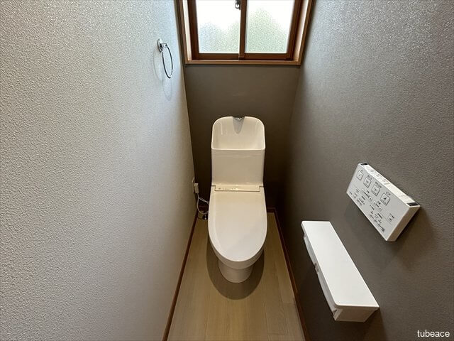 トイレはクッションフロアも張り替えられています。