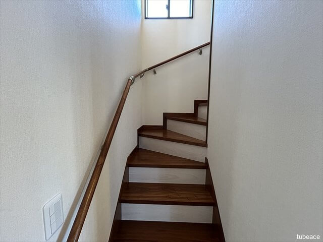 階段は手すりがついていて安心です。