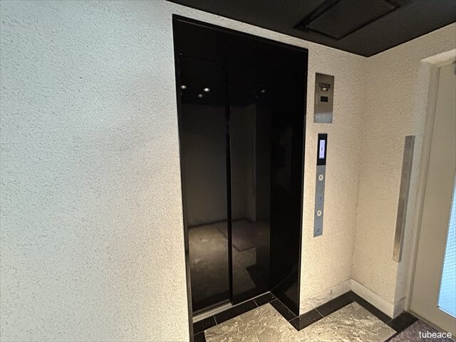 エレベーターは1基設置されています。