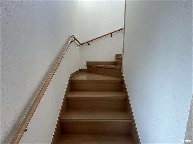 階段は手すりもあって安心です。
