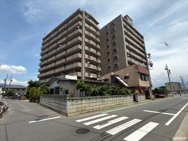 空と街並みに映える美しい外観。最上階角部屋からは抜群の眺望が楽しめます。