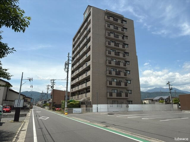 堂々とした外観が印象的なサーパス高田。全10階建ての存在感あるフォルムです。