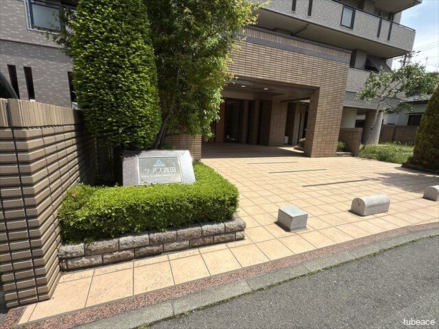 住まいの第一印象を彩る、清潔感あふれるエントランスアプローチ。管理体制の良さが感じられます。