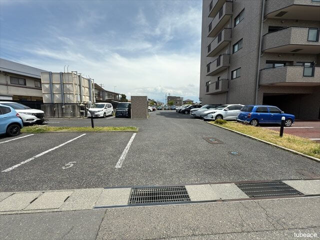 整備された平面駐車場。敷地内に確保された1台分のスペースは、日々の生活の中でも使いやすさを実感いただけます。