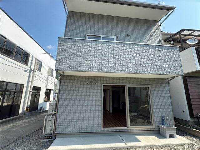 閑静な住宅街に溶け込む落ち着いた外観は、家族をあたたかく迎えてくれる佇まいです。
