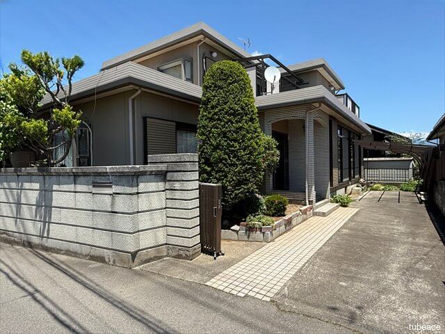 軽量鉄骨造２階建て。高級感のあるお洒落な外観のお住まいです。