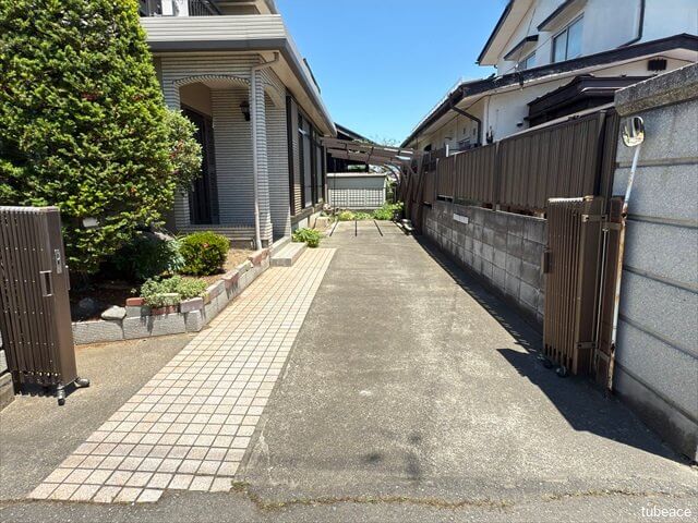 カースペースは車種にもよりますが縦列でお車２台駐車可能です。