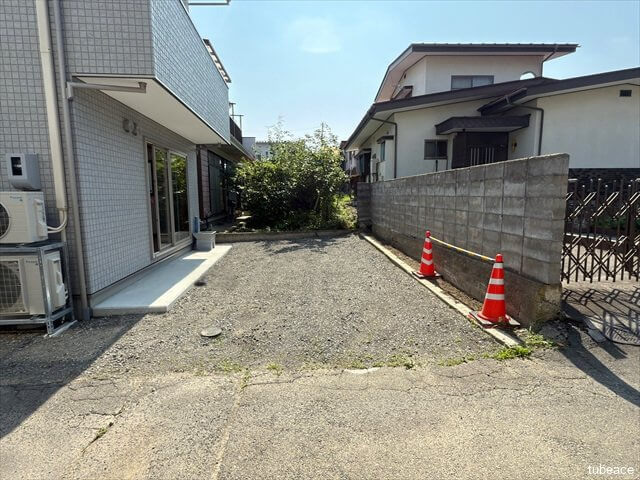 南側の駐車スペースはゆったり駐車OK。日当たり良好で車の出し入れもラクラクです。