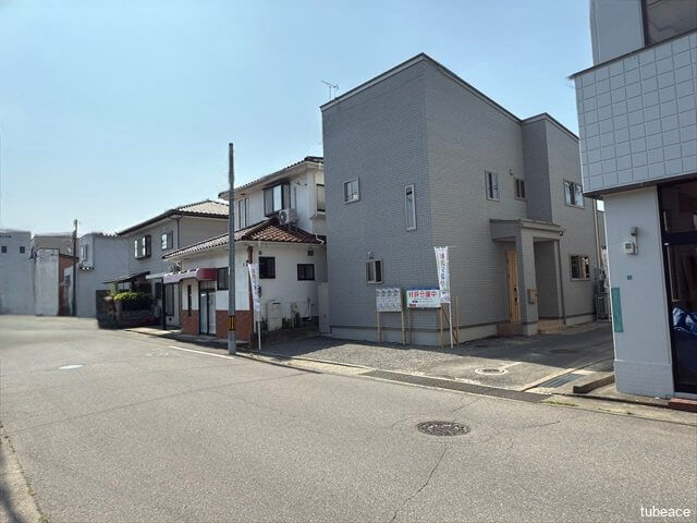 北側の前面道路は広々として車の出入りもラクラク。