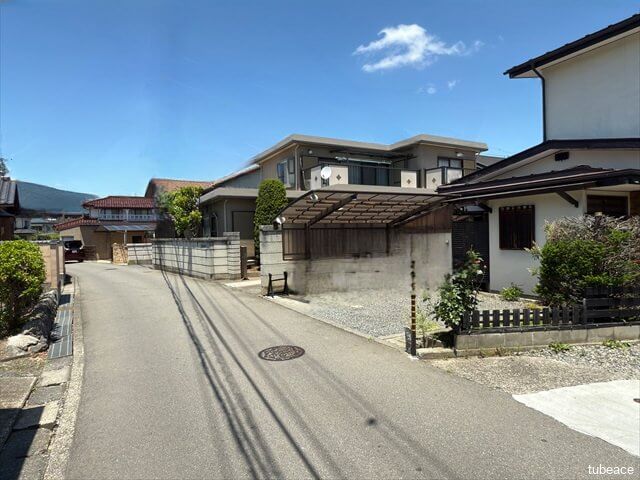 前面道路は西側幅員約3.7から4.5ｍの公道です。4ｍに満たない部分は、再建築時にセットバックが必要です。