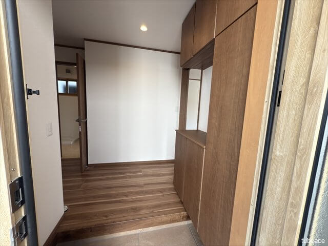 ゆとりのある玄関ホールが家族やお客様を明るくお出迎え。毎日の帰宅が楽しみになる空間です。