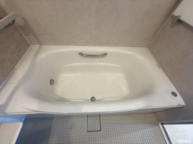足を伸ばして浸かれる広々バスタブで、毎日の入浴が癒しのひとときになります。
