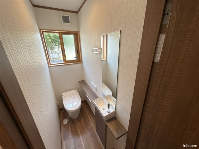 1階トイレには温水洗浄便座を完備。清潔で快適な空間で、毎日安心して使えます。