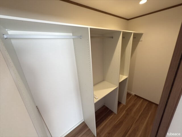 大容量のウォークインクローゼットで衣類や荷物もすっきり収納。季節ごとの衣替えもラクラクです。
