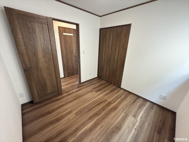 静かな洋室はリモートワークや勉強部屋にも最適。クローゼット付きで荷物もすっきり片付きます。