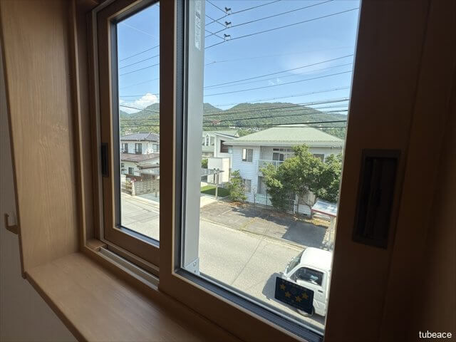 北側の窓からは、雲上電や大峰山が見えます。