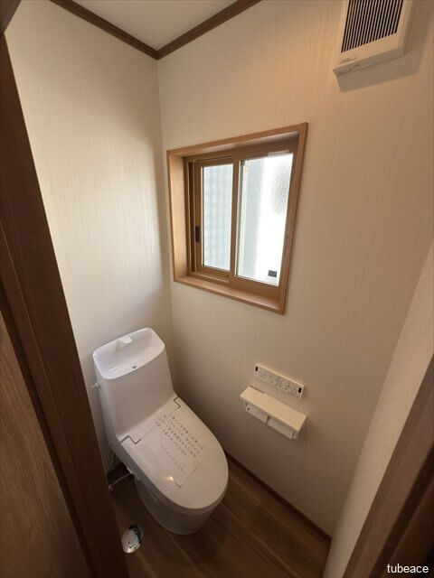 2階にもトイレを設置。朝の忙しい時間帯や夜中の利用もスムーズで、家族みんなに嬉しい設備です。