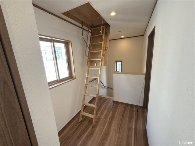 屋根裏収納への折りたたみ梯子は引き出し楽々。普段使わない荷物の出し入れも安全に行えます。
