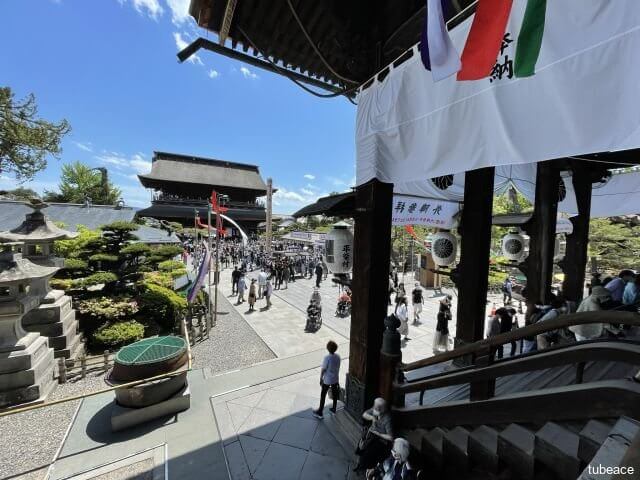 善光寺　約350ｍ（徒歩5分）