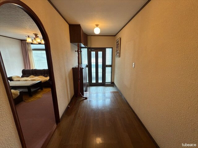 落ち着いた雰囲気の廊下。室内への動線も快適です。