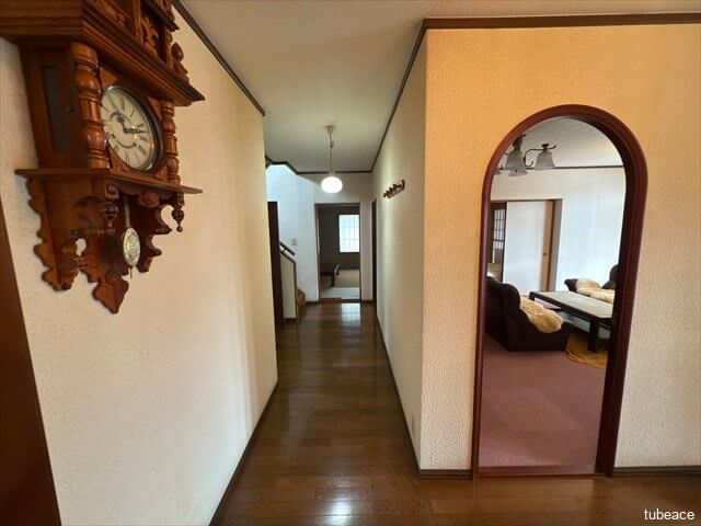 各部屋へアクセスしやすい、明るくすっきりした廊下。
