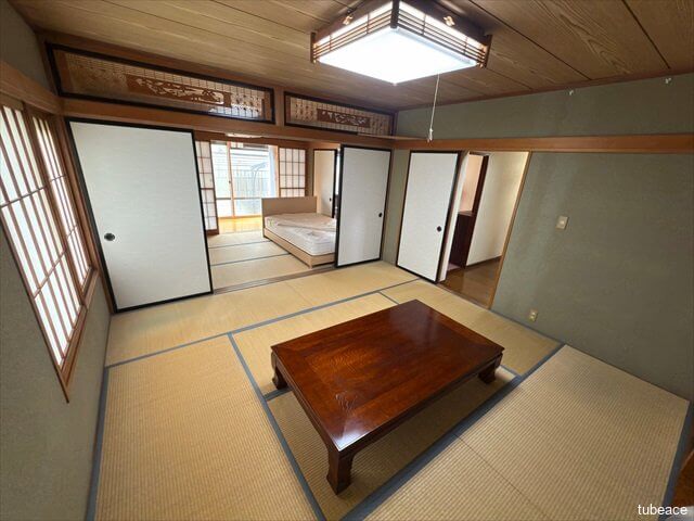 続き間の和室で、用途に合わせて広く使うことも可能です。